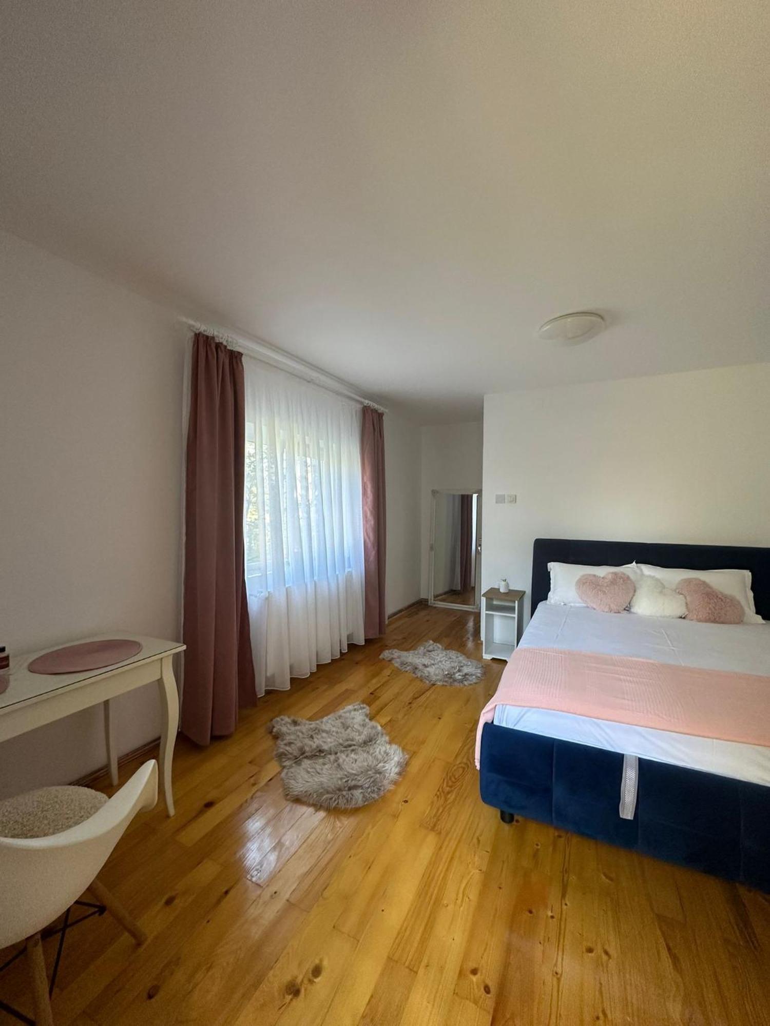Curtea de Argeş Casa Eroilorヴィラ エクステリア 写真
